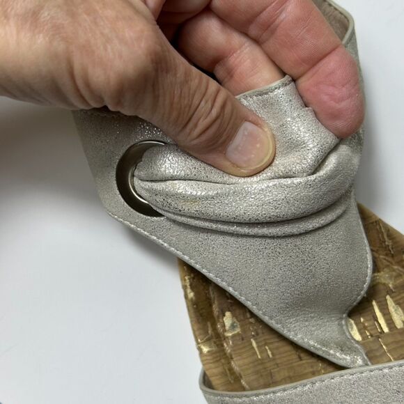 Donald Pliner Dionne Champagne Gold Metallic Leather Toe-Post Wedge Sandals Sz 8 - Picture 12 of 15